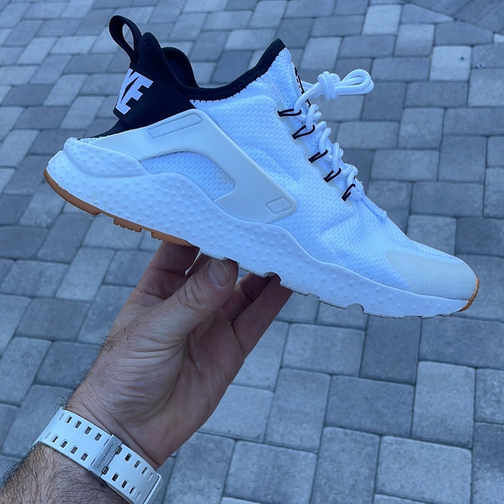 EUC NIKE HUARACHE WOMENS SIZE 8.5 NO BOX INK STAIN ON FRONT LEFT TOE.